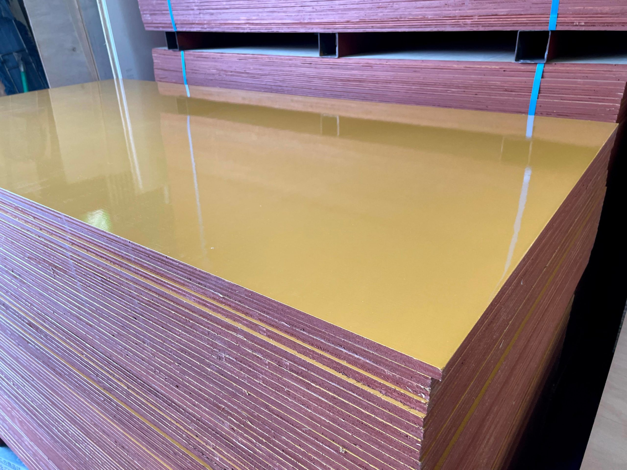 塗装しているコンパネ