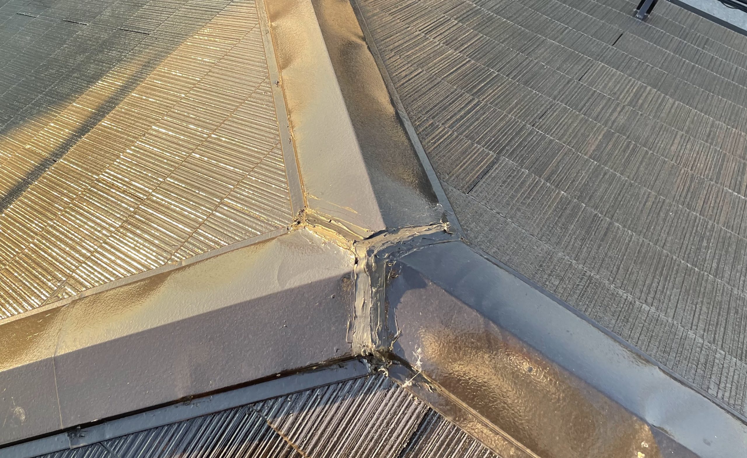 他社で棟板金交換工事を行ったお客様の屋根