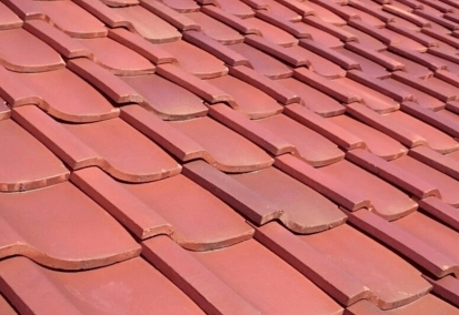 塩焼瓦：焼き上げ時に塩を入れることでガラス室の被膜ができる