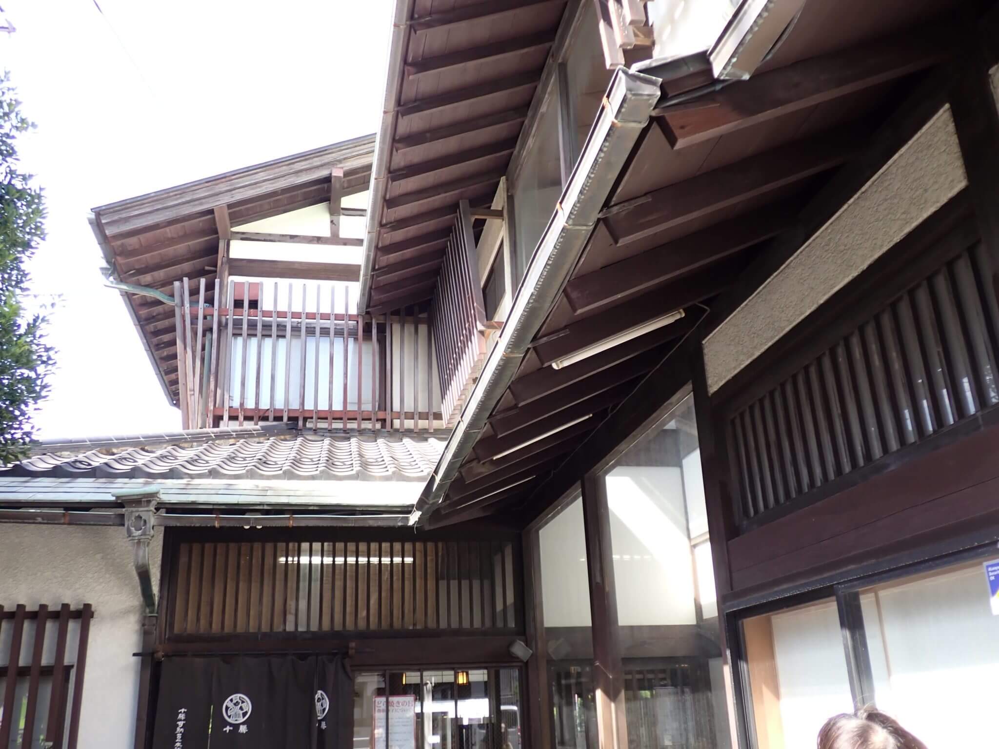 十勝甘納豆本舗の屋根　瓦と銅板の組み合わせ