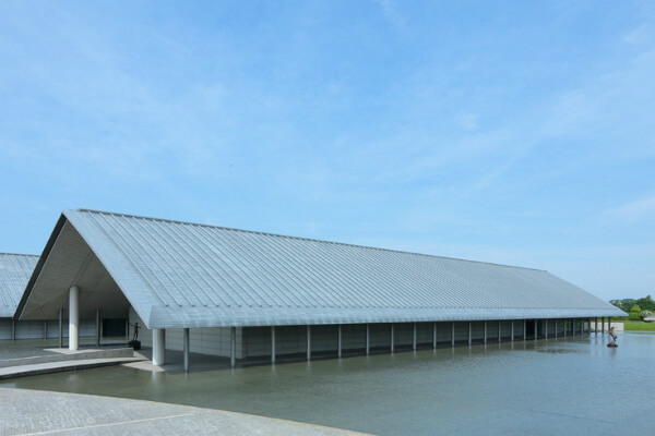 佐川美術館のステンレス屋根