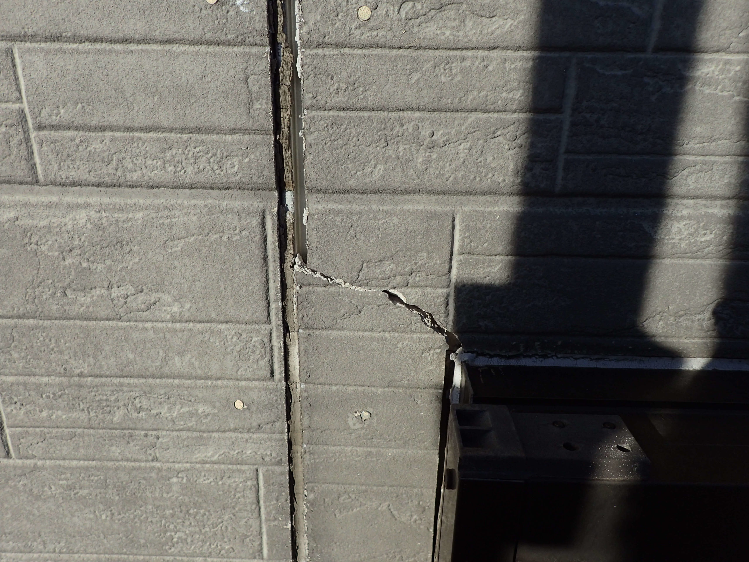 外壁のひび割れ・シーリングの劣化