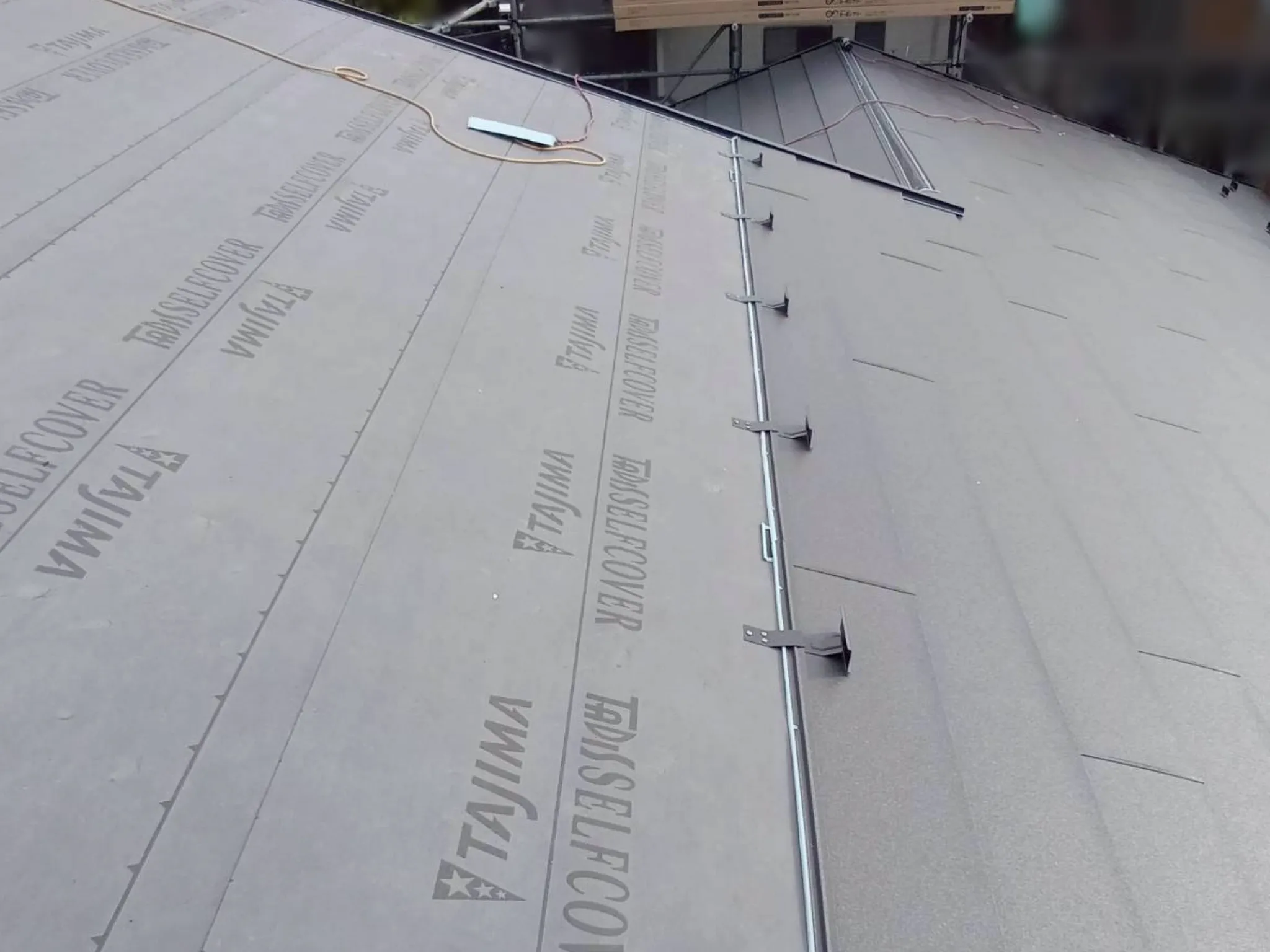 やねかべマイスターで施工したタディスセルフカバーの施工事例